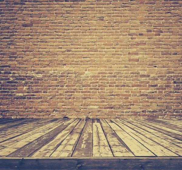 Cihlové zdi a dřevěné podlahy — Stock fotografie