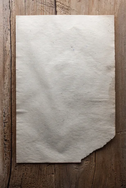 Altes Papier auf Holzgrund — Stockfoto