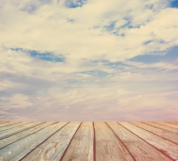 Cielo atardecer y suelo de madera — Foto de Stock