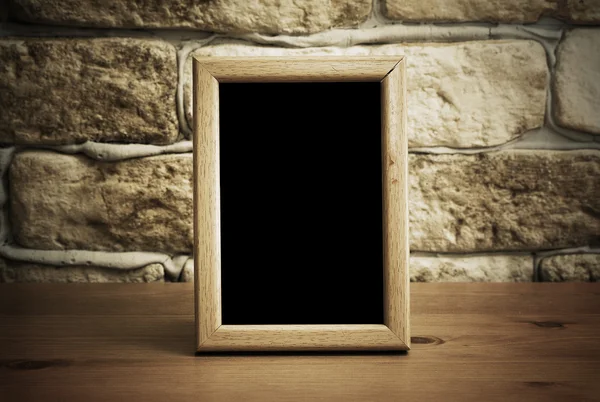 Antiguo marco de fotos en mesa de madera — Foto de Stock