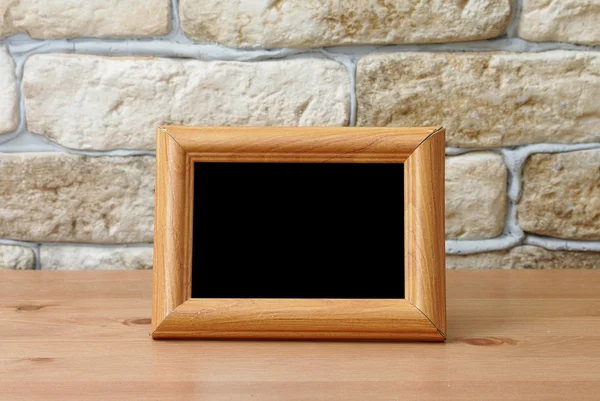 Ancien cadre photo sur table en bois — Photo