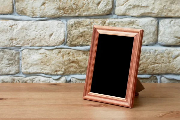 Moldura de foto velha na mesa de madeira — Fotografia de Stock