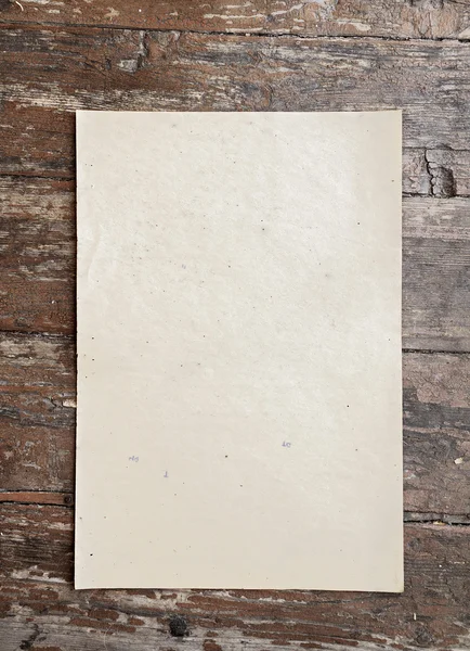 Starý papír na dřevěném pozadí — Stock fotografie