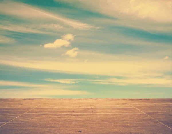 Cielo blu e pavimento grigio — Foto Stock