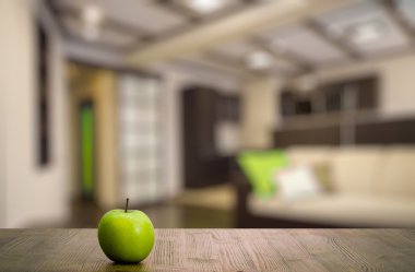 ahşap masa üstünde elma