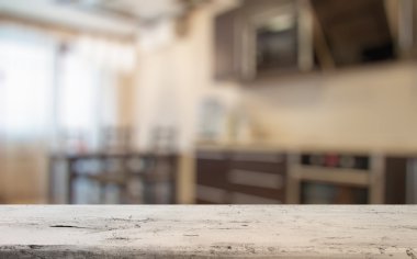 Mutfaktaki tahta masa.