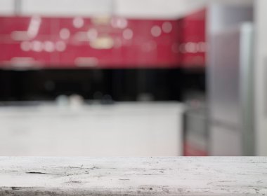 Mutfaktaki tahta masa.