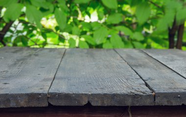 ahşap masa ve yeşil yaprakları