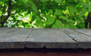 ahşap masa ve yeşil yaprakları