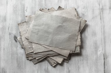 ahşap zemin üzerinde eski kağıtlar