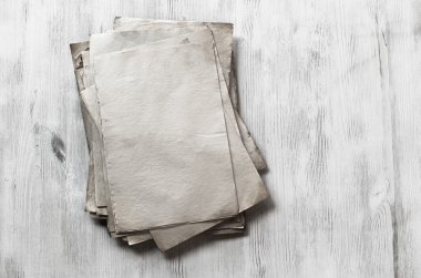 ahşap zemin üzerinde eski kağıtlar