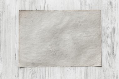 Kağıt ahşap zemin üzerinde