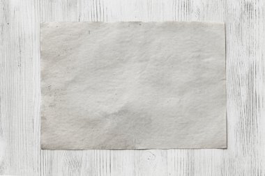 Kağıt ahşap zemin üzerinde