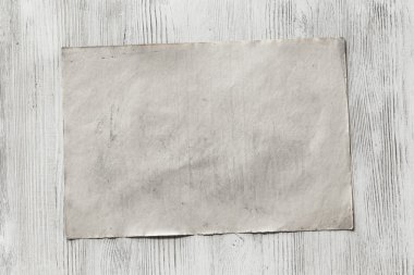 Kağıt ahşap zemin üzerinde