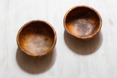 Beyaz masa üzerinde ahşap kase