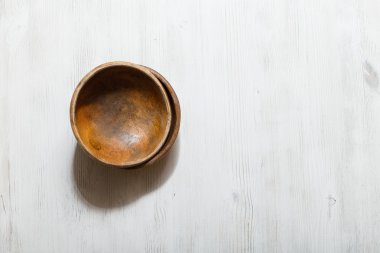 Beyaz masa üzerinde ahşap kase