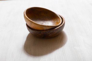 Beyaz masa üzerinde ahşap kase