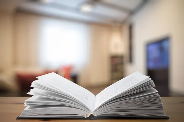 Table de livre dans la chambre — Photo