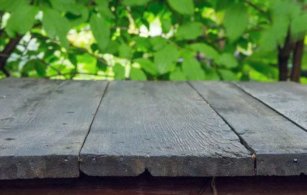 ahşap masa ve yeşil yaprakları