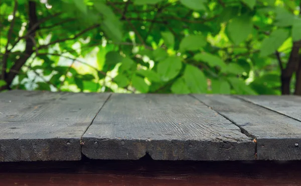 ahşap masa ve yeşil yaprakları