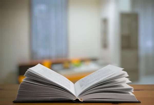 Mesa de libro en la habitación —  Fotos de Stock