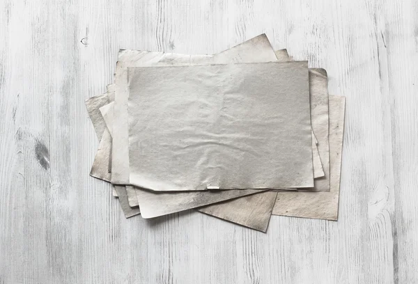 ahşap zemin üzerinde eski kağıtlar