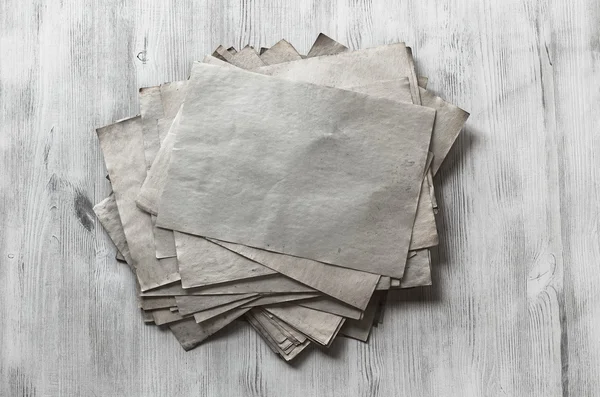 ahşap zemin üzerinde eski kağıtlar