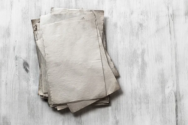 ahşap zemin üzerinde eski kağıtlar