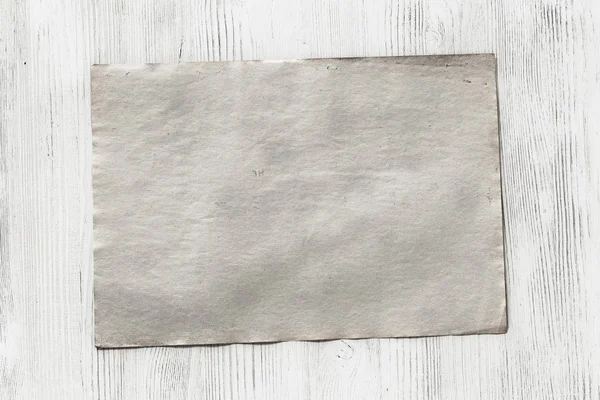 Kağıt ahşap zemin üzerinde