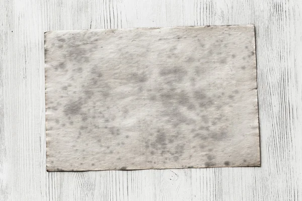 Kağıt ahşap zemin üzerinde