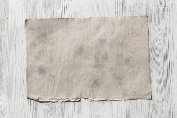 Kağıt ahşap zemin üzerinde