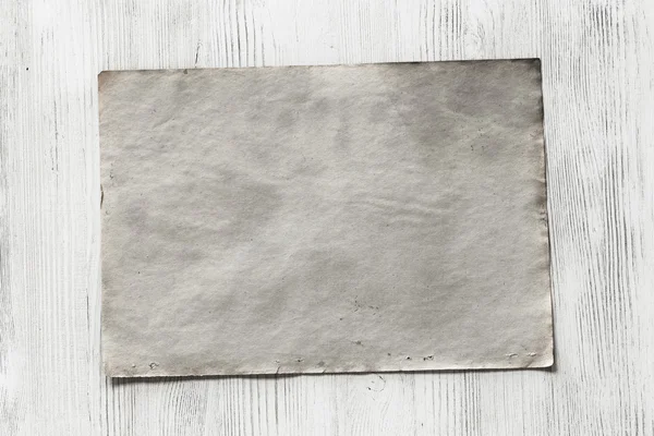 Kağıt ahşap zemin üzerinde