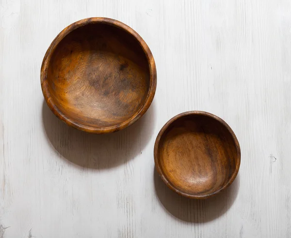 Beyaz masa üzerinde ahşap kase