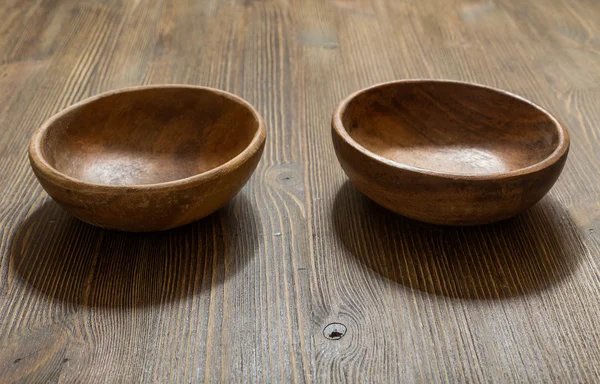 Cuencos de madera en la mesa — Foto de Stock