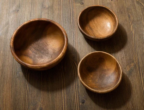 Cuencos de madera en la mesa — Foto de Stock