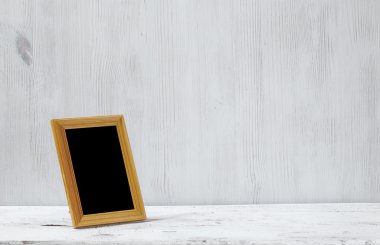 Fotoğraf çerçevesi masanın üzerinde