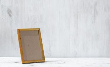 Fotoğraf çerçevesi masanın üzerinde