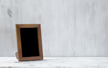 Fotoğraf çerçevesi masanın üzerinde