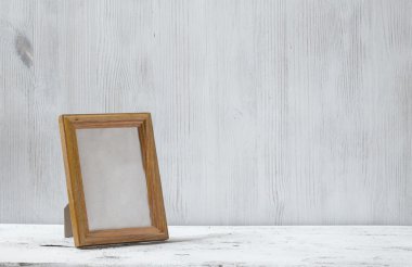 Fotoğraf çerçevesi masanın üzerinde