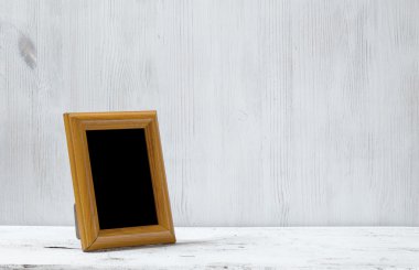 Fotoğraf çerçevesi masanın üzerinde