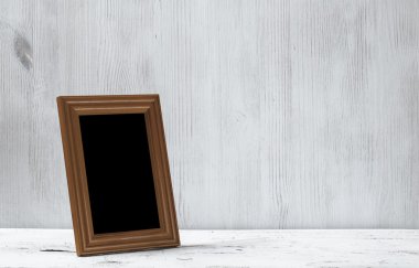 Fotoğraf çerçevesi masanın üzerinde