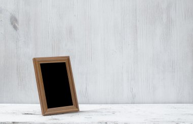 Fotoğraf çerçevesi masanın üzerinde