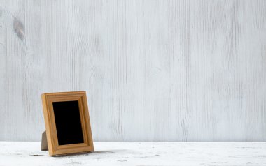 Fotoğraf çerçevesi masanın üzerinde