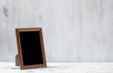 Fotoğraf çerçevesi masanın üzerinde