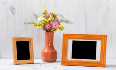 kare beyaz masa üzerinde