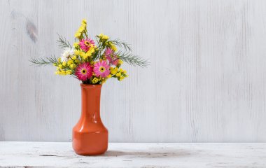 Beyaz masaya çiçek