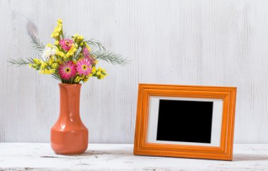 kare beyaz masa üzerinde