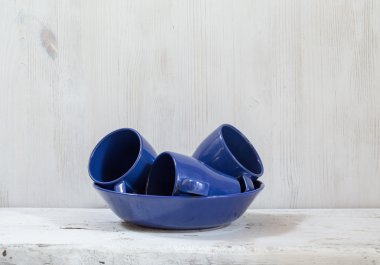 kupalar ve tabakları masaya