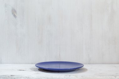 plaka üzerinde beyaz masa