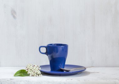 kupalar ve masada çatal